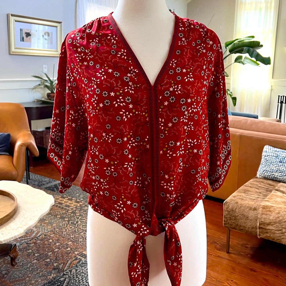 MAX STUDIO *NWOT* V-neck tie front floral blouse top